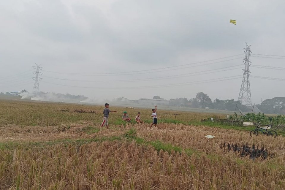 Anak-anak bermain di petak sawah yang baru dipanen di Desa Hegar Mukti, Kabupaten Bekasi Jawa Barat, Sabtu (16/5)