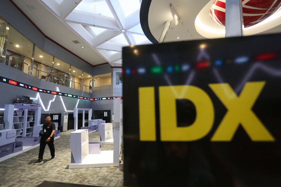 Pengunjung berjalan di dekat layar digital yang menunjukkan pergerakan Indeks Harga Saham Gabungan (IHSG) di Bursa Efek Indonesia, Jakarta, Senin (18/5/2026). IHSG turun 1,85% atau 124,08 poin ke Rp 6.599 pada penutupan perdagangan dengan volume transaksi