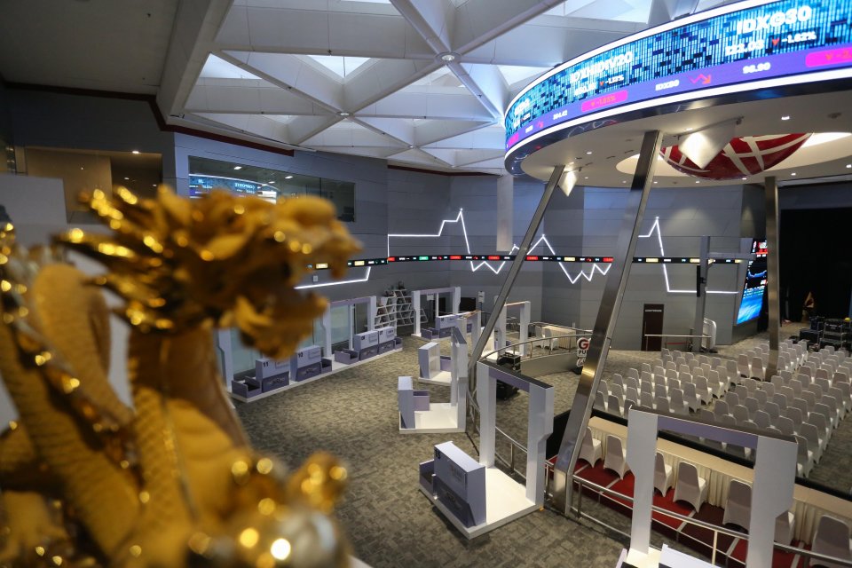 Layar digital yang menunjukkan pergerakan Indeks Harga Saham Gabungan (IHSG) di Bursa Efek Indonesia, Jakarta, Senin (18/5/2026). IHSG turun 1,85% atau 124,08 poin ke Rp 6.599 pada penutupan perdagangan dengan volume transaksi perdagangan sepanjang hari i