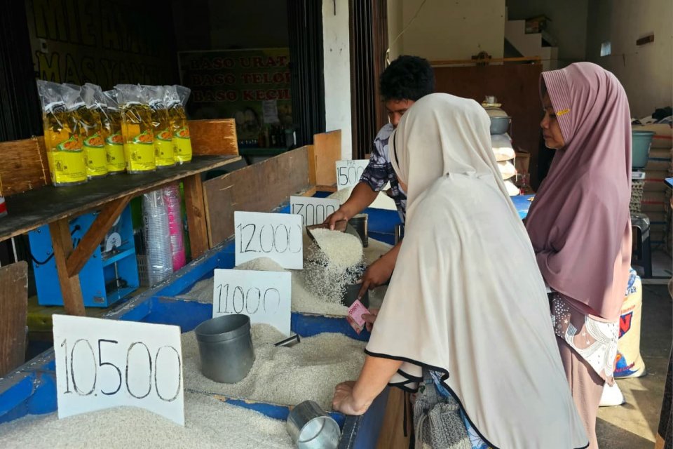 Sejumlah pembeli mengerubungi Toko Beras Tauhid di Kedaung, Pamulang pada Senin (18/5) pagi. Beras yang dijualnya pun harganya bervariasi, mulai dari Rp 10.500 per liter hingga Rp 15.000 per liter.
