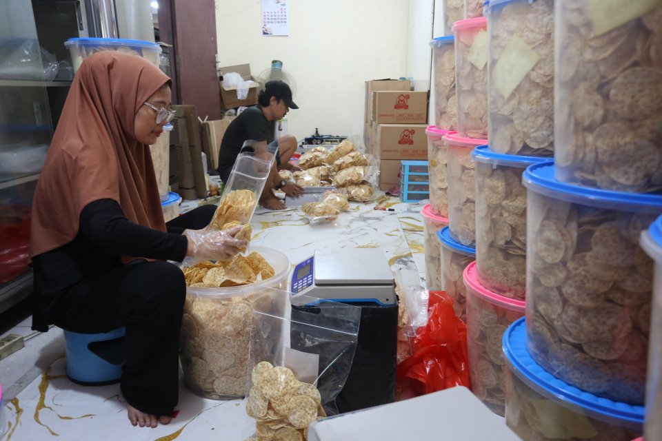 Geliat Usaha Rumahan Keripik Tempe Kala Harga Kedelai Naik (Foto: Katadata/Fauza Syahputra)