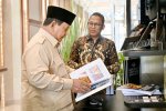 Direktur Utama PT Pegadaian, Damar Latri Setiawan, (kanan) mendampingi Presiden Prabowo Subianto meninjau ekosistem layanan Bank Emas Pegadaian.