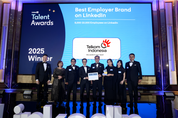 Perwakilan Telkom Indonesia menerima penghargaan Best Employer Brand on LinkedIn dalam ajang LinkedIn Talent Awards 2025 yang digelar di The St. Regis Jakarta, Kamis (7/5/2025). Penghargaan ini diraih Telkom untuk kedua kalinya secara berturut-turut, meng