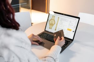 Ilustrasi naiknya biaya admin e-commerce