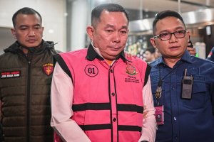 Tersangka kasus dugaan tindak pidana korupsi penyimpangan tata kelola izin usaha pertambangan (IUP) Sudianto (tengah) berjalan menuju mobil tahanan di