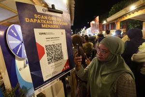 Edukasi keuangan Bank Indonesia di pasar malam