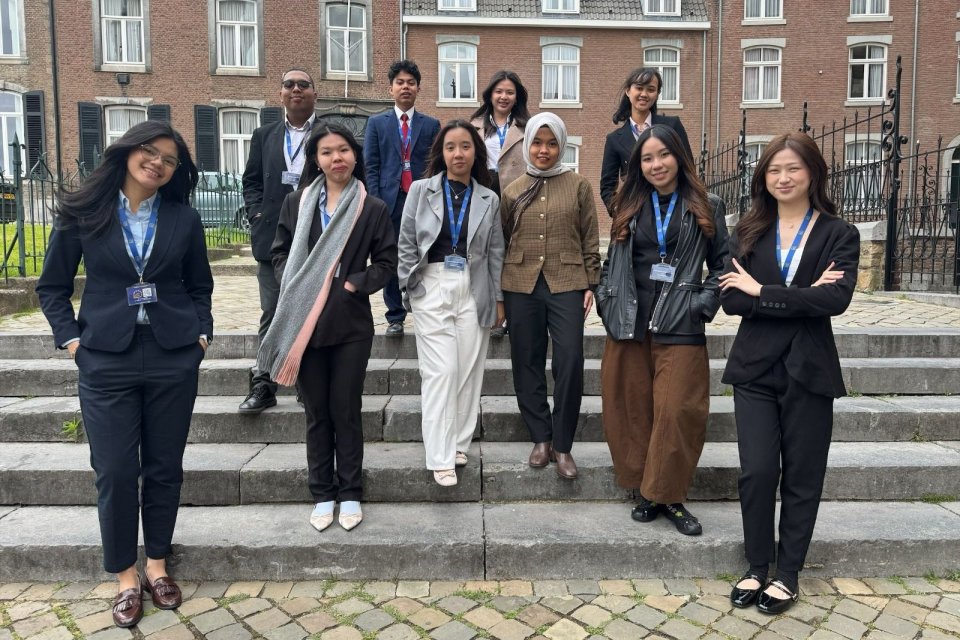 Empat mahasiswa Indonesia berhasil meraih penghargaan dalam ajang European Model United Nations 2026 atau EuroMUN 2026 yang berlangsung di Maastricht, Belanda, pada 14–17 Mei 2026.