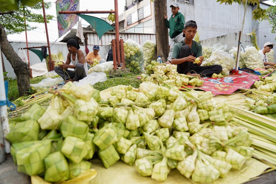 Penjualan daun ketupat jelang Idul Adha (Foto: Katadata/Fauza Syahputra)