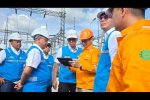 Direktur Utama PLN Darmawan Prasodjo (tengah) bersama jajaran direksi meninjau langsung proses pemulihan sistem kelistrikan Sumatera di pusat pengatur
