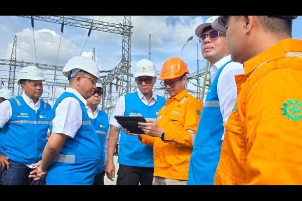 Direktur Utama PLN Darmawan Prasodjo (tengah) bersama jajaran direksi meninjau langsung proses pemulihan sistem kelistrikan Sumatera di pusat pengatur