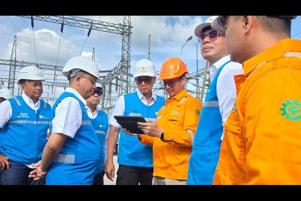 Direktur Utama PLN Darmawan Prasodjo (tengah) bersama jajaran direksi meninjau langsung proses pemulihan sistem kelistrikan Sumatera di pusat pengatur beban dan gardu induk usai gangguan transmisi.