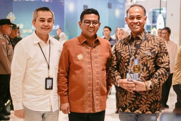 Perwakilan bank bjb menerima penghargaan kategori Perluasan QRIS Terbanyak pada ajang DIGIWARA 2026 di Tangerang Selatan. Penghargaan ini menjadi apresiasi atas komitmen bank bjb memperluas layanan pembayaran digital bagi masyarakat.