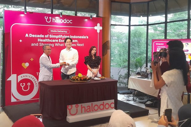 Chief Medical Officer Halodoc dr. Irwan Heriyanto, MARS, Chief Operating Officer Halodoc Alfonsius Timboel, Chief Marketing Officer Halodoc Fibriyani Elastria, dalam Media Gathering Spesial Anniversary ke-10 Halodoc dan talkshow, di Jakarta, Senin (25/5/2