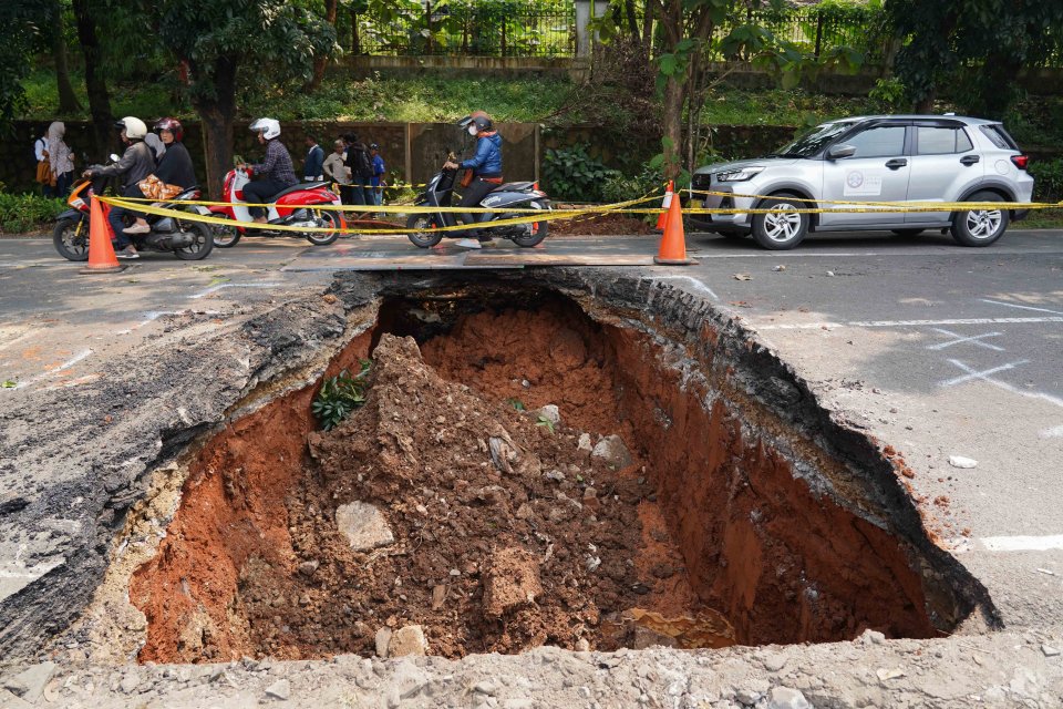 Jalan Raya Lenteng Agung Amblas (Foto: Katadata/Fauza Syahputra)