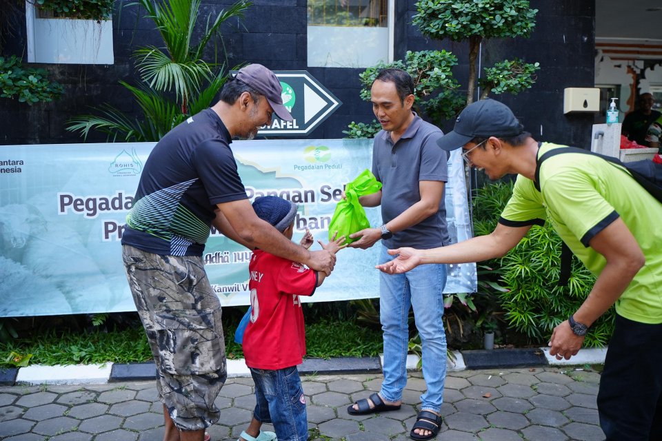 Pegadaian bersama karyawan menyalurkan hewan kurban untuk mendukung pemerataan manfaat pangan bagi masyarakat.