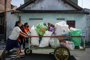 Pengelolaan sampah melalui bank sampah
