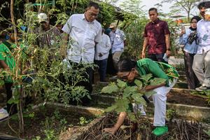 Menteri lingkungan hidup tinjau pertanian organik di Semarang