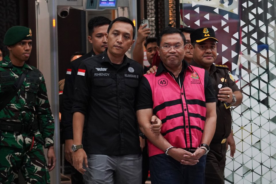 Mantan Wakil Kepala Badan Gizi Nasional (BGN) Sony Sonjaya (kedua kanan) digiring petugas menuju mobil tahanan usai menjalani pemeriksaan di Kejaksaan Agung (Kejagung), Jakarta, Rabu (3/6/2026). 