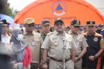 Wakil Gubernur (Wagub) DKI Jakarta, Rano Karno saat meninjau warga terdampak kebakaran di Kebon Kosong, Kemayoran, Jakarta Pusat, pada Selasa (2/6)