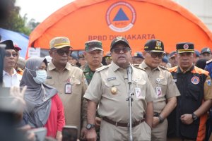Wakil Gubernur (Wagub) DKI Jakarta, Rano Karno saat meninjau warga terdampak kebakaran di Kebon Kosong, Kemayoran, Jakarta Pusat, pada Selasa (2/6)