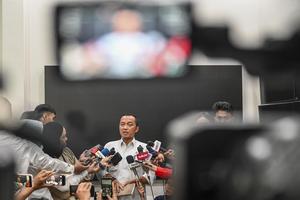 Mensesneg sampaikan keterangan pers