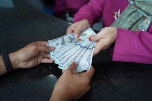 Nilai tukar rupiah rupiah melemah terhadap dolar AS (Foto: Katadata/Fauza Syahputra) 