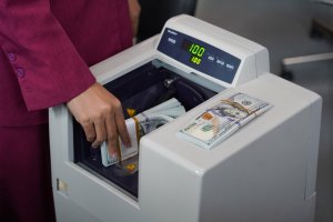 Nilai tukar rupiah rupiah melemah terhadap dolar AS (Foto: Katadata/Fauza Syahputra) 