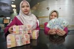 Nilai tukar rupiah rupiah melemah terhadap dolar AS (Foto: Katadata/Fauza Syahputra) 