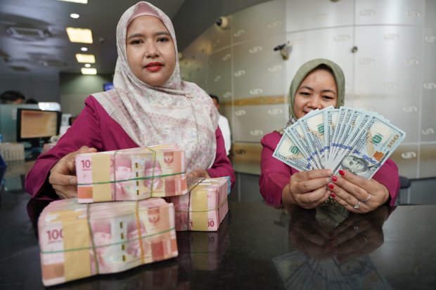 Nilai tukar rupiah rupiah melemah terhadap dolar AS (Foto: Katadata/Fauza Syahputra) 