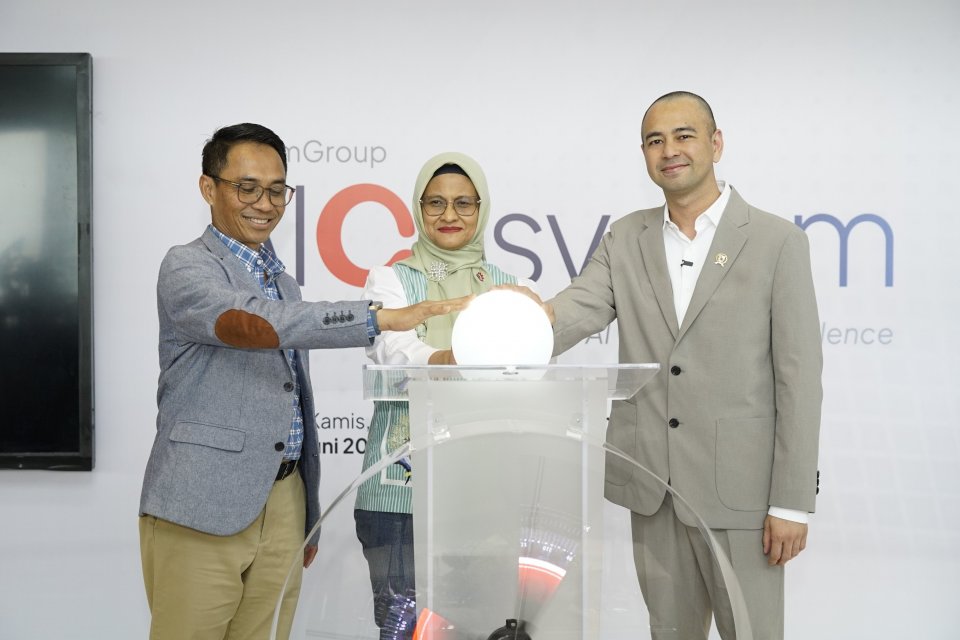 Telkom resmi meluncurkan AIcosystem ditandai dengan penekanan bel oleh Utusan Khusus Presiden Bidang Pembinaan Generasi Muda dan Pekerja Seni (UKP Muda Seni) Raffi Ahmad (kanan), Direktur Utama Telkom Dian Siswarini (tengah), & Direktur IT Digital Telkom 