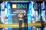 Direktur Human Capital & Compliance BNI, Munadi Herlambang (kiri), mewakili BNI menerima penghargaan Best Companies to Work for in Asia 2026 dari HR A