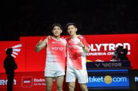 Raymond Indra dan Nikolaus Joaquin, dua atlet muda bulutangkis Indonesia, berpose penuh percaya diri setelah melaju ke final Indonesia Open 2026.