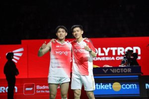 Raymond Indra dan Nikolaus Joaquin, dua atlet muda bulutangkis Indonesia, berpose penuh percaya diri setelah melaju ke final Indonesia Open 2026.