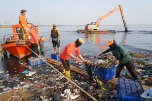 Pembersihan Sampah yang Mengendap di Pesisir Laut Muara Angke (Foto: Katadata/Fauza Syahputra)