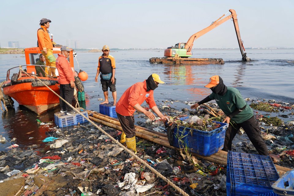 Pembersihan Sampah yang Mengendap di Pesisir Laut Muara Angke (Foto: Katadata/Fauza Syahputra)