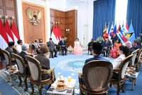 Presiden Prabowo Subianto menerima 8 duta besar negara sahabat di Istana Merdeka, Jakarta, Senin (8/6).