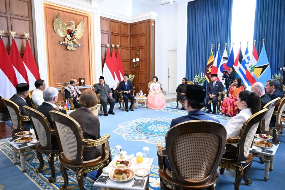 Presiden Prabowo Subianto menerima 8 duta besar negara sahabat di Istana Merdeka, Jakarta, Senin (8/6). Foto: Kris - Biro Pers, Media, dan Informasi Sekretariat Presiden