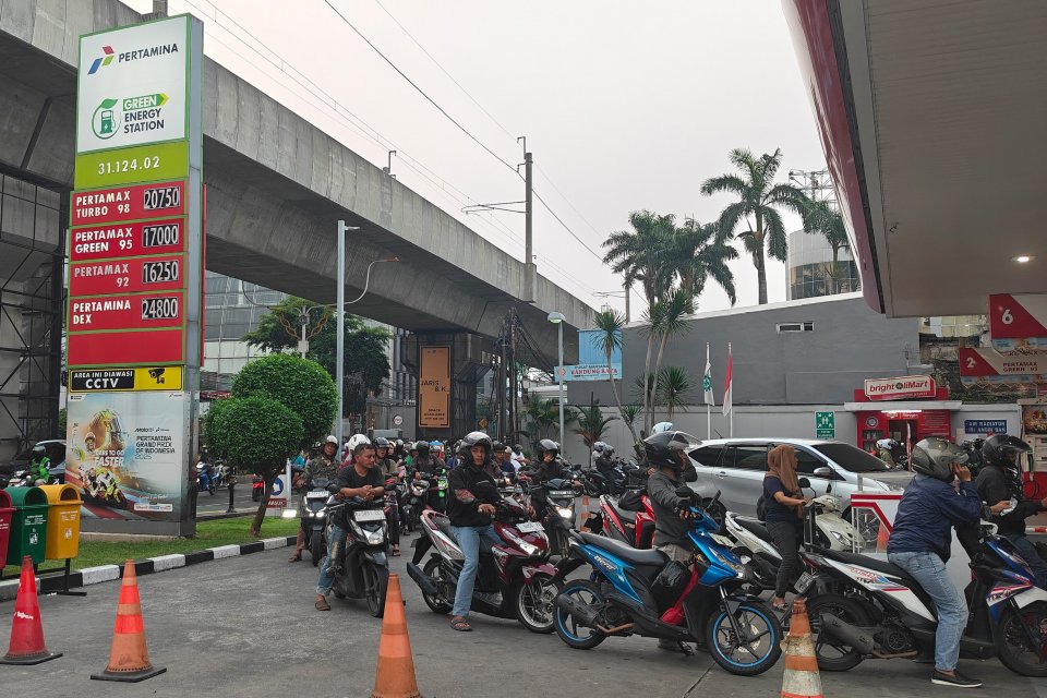 Sejumlah pengendara sepeda motor mengantre untuk mengisi bahan bakar minyak (BBM) di SPBU Coco Fatmawati, Cipete, Jakarta Selatan, Rabu (10/6/2026).