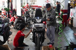 Imbas Nilai Tukar Rupiah Melemah, Harga Onderdil Motor Naik (Foto: Katadata/Fauza Syahputra)