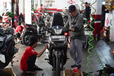 Imbas Nilai Tukar Rupiah Melemah, Harga Onderdil Motor Naik (Foto: Katadata/Fauza Syahputra)