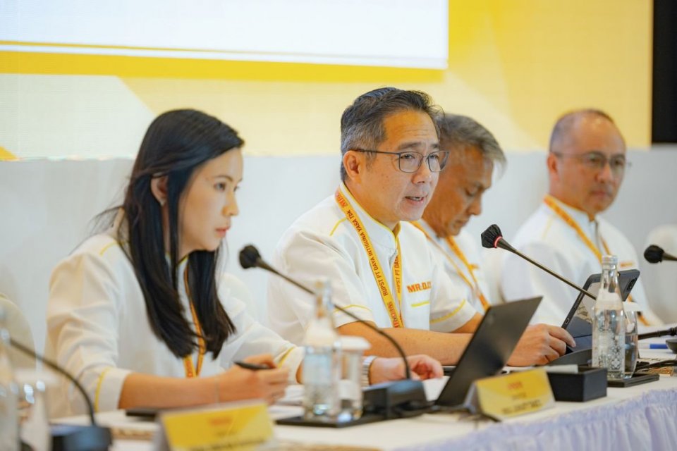 Edwin Cheah, Direktur Utama MR.D.I.Y. Indonesia, sedang memberikan paparan dalam RUPST MR.D.I.Y. Indonesia. 