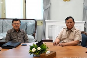 Presiden Prabowo Subianto menerima Wakil Presiden ke-10 dan ke-12 Jusuf Kalla di Istana Merdeka, Jakarta (11/6). 