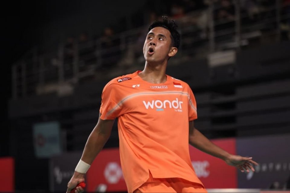 Alwi Farhan Alhasny menunjukkan ekspresi penuh determinasi saat berjuang di perempat final Australian Open 2026, Sydney. Mengenakan jersey berlogo wondr by BNI, Alwi menang dua gim langsung atas wakil Taiwan untuk melangkah ke babak empat besar.