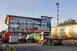 Aktivitas di gerbang pelabuhan PTP Nonpetikemas Cabang Tanjung Priok, Sabtu (13/6)