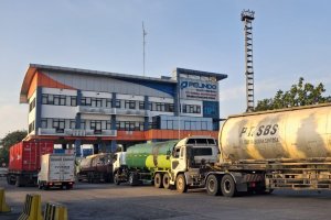 Aktivitas di gerbang pelabuhan PTP Nonpetikemas Cabang Tanjung Priok, Sabtu (13/6)