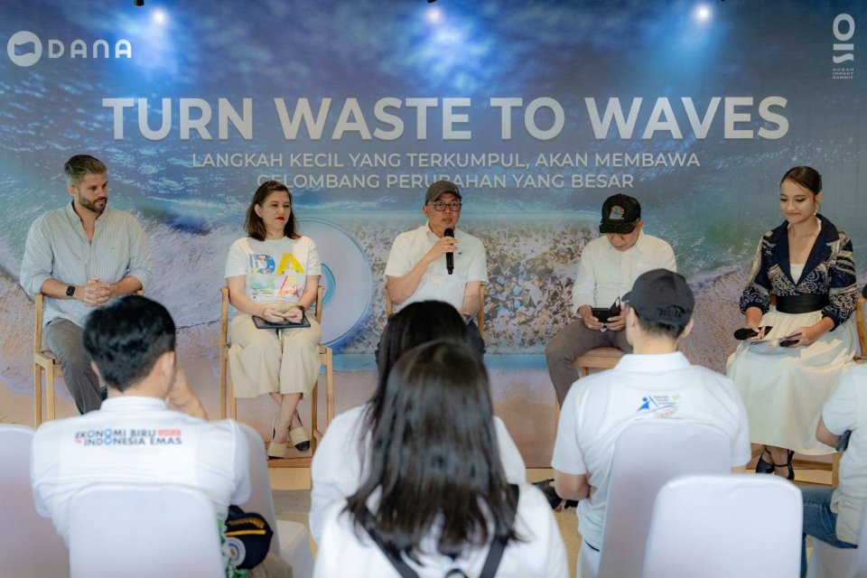 (Ki-ka) Thomas Peacock-Nazil, CEO of Seven Clean Seas; Olavina Harahap, Director of Communications DANA Indonesia; Ir. Koswara M. P., Direktur Jenderal Pengelolaan Kelautan; dan Ir. Putu Sumardiana M. P., Kepala Dinas Kelautan dan Perikanan Provinsi Bali 