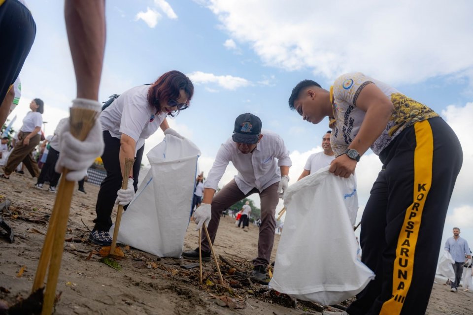 Suasana kegiatan membersihkan pantai dalam acara ‘Turn the Tide: Waste to Waves, Langkah Kecil yang Terkumpul, Akan Membawa Gelombang Perubahan yang Besar’ yang diinisiasi DANA bersama Kementerian Kelautan dan Perikanan (KKP) Republik Indonesia di Pantai 