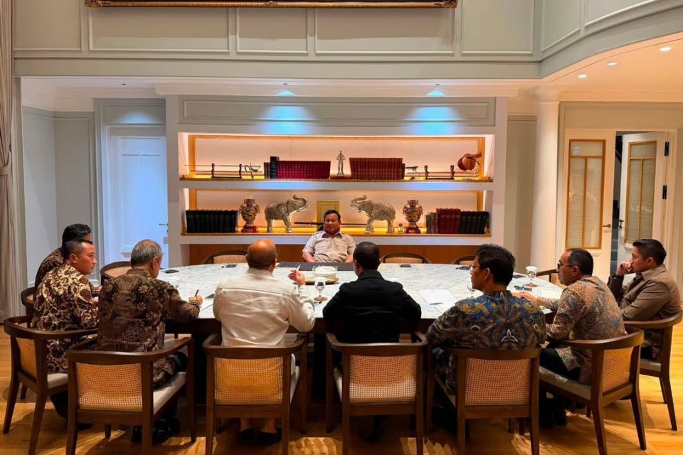 Presiden Prabowo Subianto memanggil sejumlah menteri Kabinet Merah Putih, termasuk Menteri Keuangan Purbaya Yudhi Sadewa, Menteri Investasi dan Hilirisasi Rosan P. Roeslani, dan Kepala BP BUMN Dony Oskaria ke kediamannya di Kertanegara, pada Minggu (14/6)