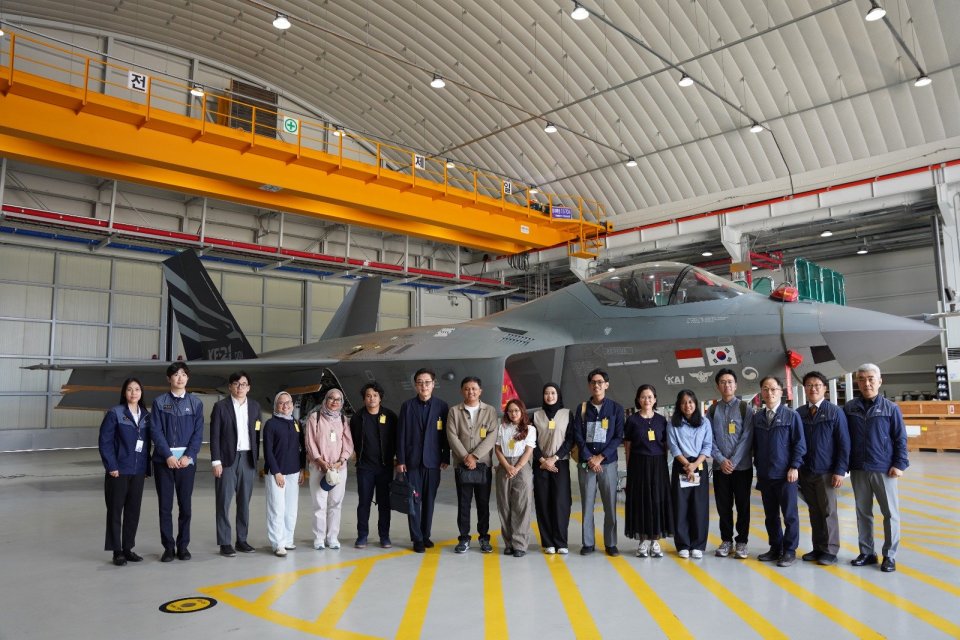 Jurnalis Indonesia bersama Korea Foundation dan Foreign Policy Community of Indonesia (FPCI) di depan pesawat tempur KF-21 dalam kunjungan ke Korea Aerospace Industries (KAI) di Sacheon, Korsel, Kamis (11/6/2026). 