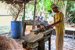 Pembuat sagu tradisional di Tulehu